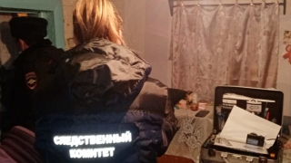 В частном доме нашли труп неизвестного с ранами живота