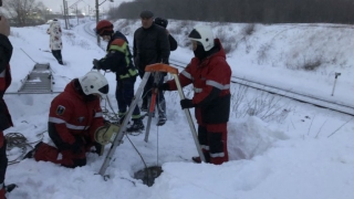 В Ленинском районе мужчина упал в яму глубиной 8 метров. Его доставали спасатели