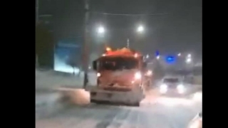 Не опуская ковша. Саратовцы удивлены уборкой снега в городе