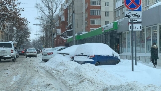 Саратовцев призвали не бросать снег на дорогу и не парковаться в местах уборки