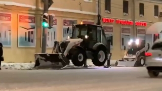 Уборка снега. Коммунальщики продолжают удивлять жителей Саратова