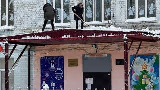 В Саратове директор и учитель убирали снег с крыши школы
