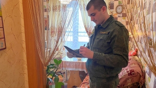 В квартире нашли тело 33-летней женщины с перерезанной шеей