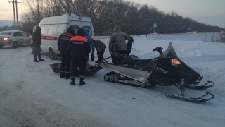 Под Энгельсом спасатели на снегоходе доставили больного пенсионера до "скорой"