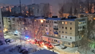 Утром в энгельсской пятиэтажке сгорела квартира
