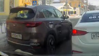 Автохам на кроссовере грубо нарушил ПДД в центре Саратова