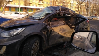 На развязке у Трофимовского моста мусоровоз протаранил иномарку