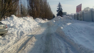 В Саратове на общедоступной парковке устроили свалку снега