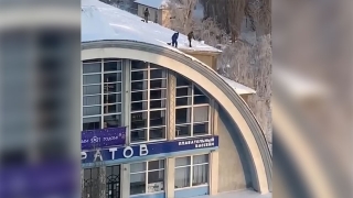 Рабочие убирали снег с крыши "Саратова" без страховки. Реакция ГИТ