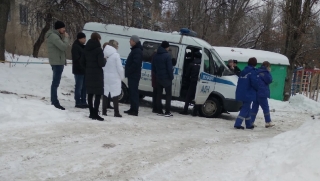 В Саратове упавшая с крыши дома глыба льда убила ребенка