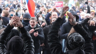Сотни протестующих взяли в кольцо Саратовскую областную думу