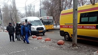 Маршрутка сбила молодую женщину около ТЦ в центре Саратова