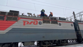 В Саратове мужчина упал с моста на поезд и сгорел