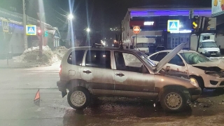 На Соколовой столкнулись "Гранта" и "Нива". Есть пострадавшие