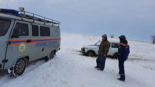 Спасатели помогли взрослым и детям выбраться из холодной ловушки