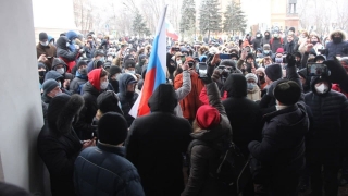 Акция у облдумы. Участники обсуждают прошлое, настоящее и будущее России