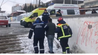 Шел по льду и снимал с себя одежду. У моста спасли неадекватного саратовца