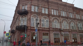 В центре Саратова на женщину упала глыба льда. Пострадавшая в тяжелом состоянии