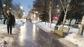 За день в больницы Саратова попали 14 пострадавших от гололеда