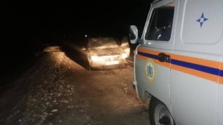 Спасатели эвакуировали с трассы замерзающих путников