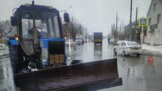 В столкновении трактора и такси пострадала женщина