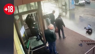 Видеокамера засняла смертельную драку у саратовского МФЦ
