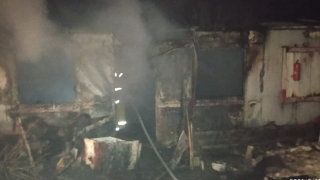 На дачах под Энгельсом в сгоревшем вагончике погиб человек
