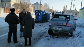 В массовом ДТП пострадал водитель припаркованной "десятки"
