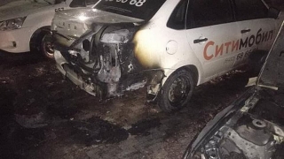 Ночью в центре Саратова подожгли два автомобиля такси