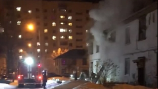 В Балакове сгорел двухэтажный жилой дом