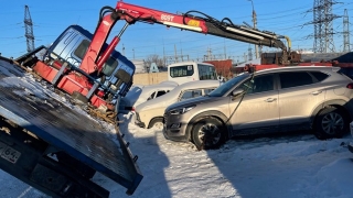 Эвакуатор раздавил иномарку при доставке на штрафстоянку