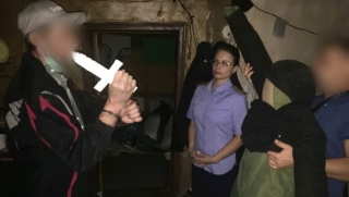 Она с поленом, он с ножом. Энгельсский кавалер превысил пределы самообороны