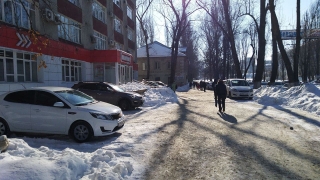 В Саратове незаконная парковка на тротуаре рядом с детсадом опять открыта