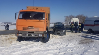 Под Саратовом столкнулись "Камаз" и "Тойота". Среди пострадавших ребенок