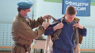 День защитников Отечества. Андрей Чепурной принес кадетам парашют и рассказал о ВДВ
