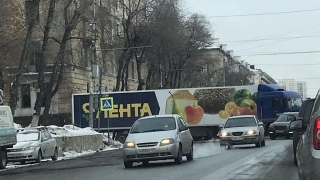 Повисшая на спуске фура блокировала движение на Чернышевского