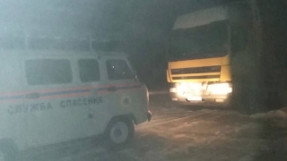 Ночью у дальнобойщика закончилось топливо. Его эвакуировали спасатели