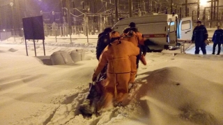 У Саратовской ГЭС спасатели вытащили провалившегося под лед мужчину