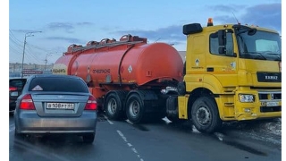 Бензовоз встретил "Калину". Министр стал очевидцем ДТП в Юбилейном