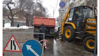 Коммунальщики второй день чинят трубы в центре Саратова