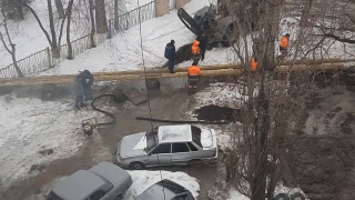 Саратовцы о последствиях коммунальной аварии: "Нет воды, двор перекопан, все бездействуют"