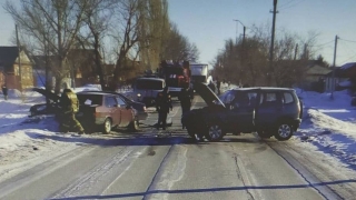 В столкновении трех легковушек пострадал один из водителей