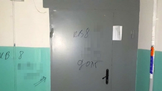 В саратовской многоэтажке коллекторы исписали стены и оставили лужу в лифте