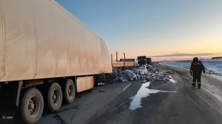 Возможной причиной смертельного столкновения фур назван выезд на встречку
