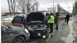 В массовом ДТП у Трофимовского моста пострадал таксист на "Гранте"