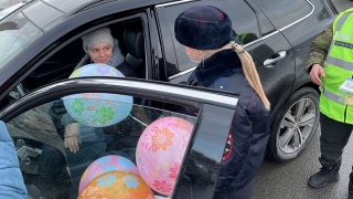 "Цветочный патруль" поздравил автоледи на дорогах Саратова