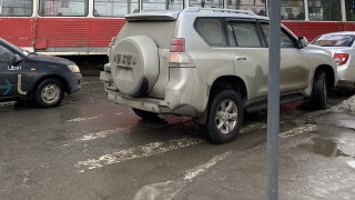 Саратовец припарковал "Лэнд Крузер" на "зебре" у здания лицея