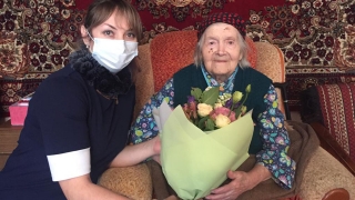 В Саратове 102-летнего фронтового медика поздравили с 8 Марта