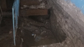 В Саратове в аварийном доме обрушился лестничный пролет
