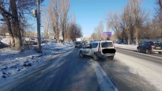 На Шехурдина водитель "Ларгуса" врезался в столб